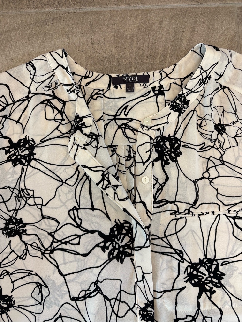 NYDJ Black White Floral Print Button Front Blouse Women’s Medium Office Work M - Picture 3 of 10